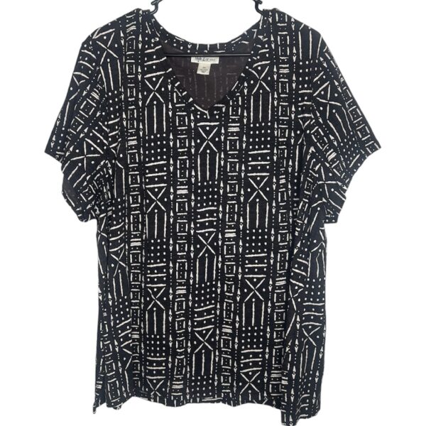 (1XL) African Woman Tribal Print Off Black and Ivory V-Neck T-Shirt. (Copy) - Image 2