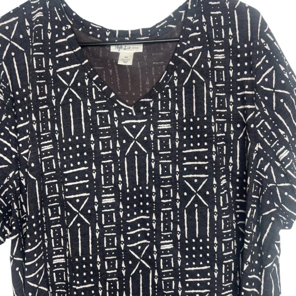 (1XL) African Woman Tribal Print Off Black and Ivory V-Neck T-Shirt. (Copy) - Image 3