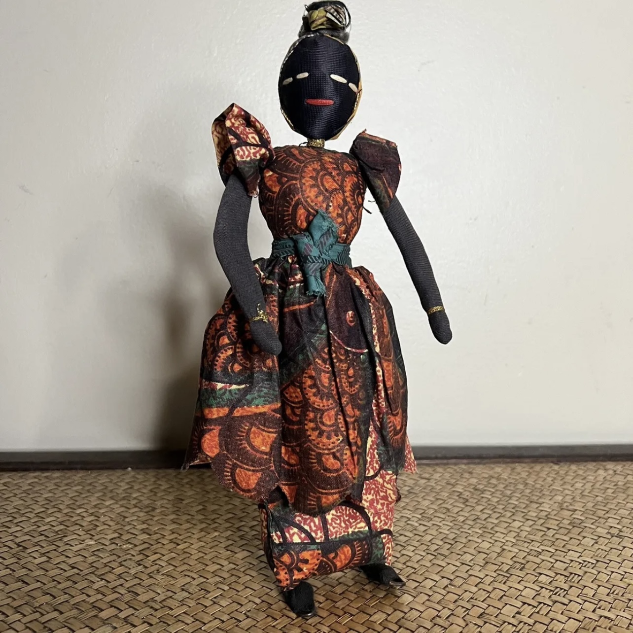 Screenshot African Vintage Woman Collectible African Print Dress Doll - Image 1